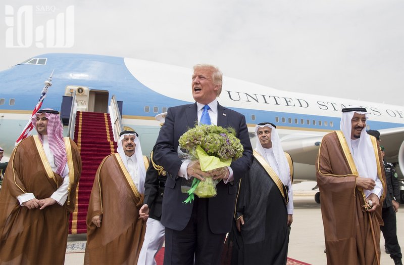 «ستيفن كوك»: لا جديد لدى ترامب سوى كسب المزيد من اموال الرياض